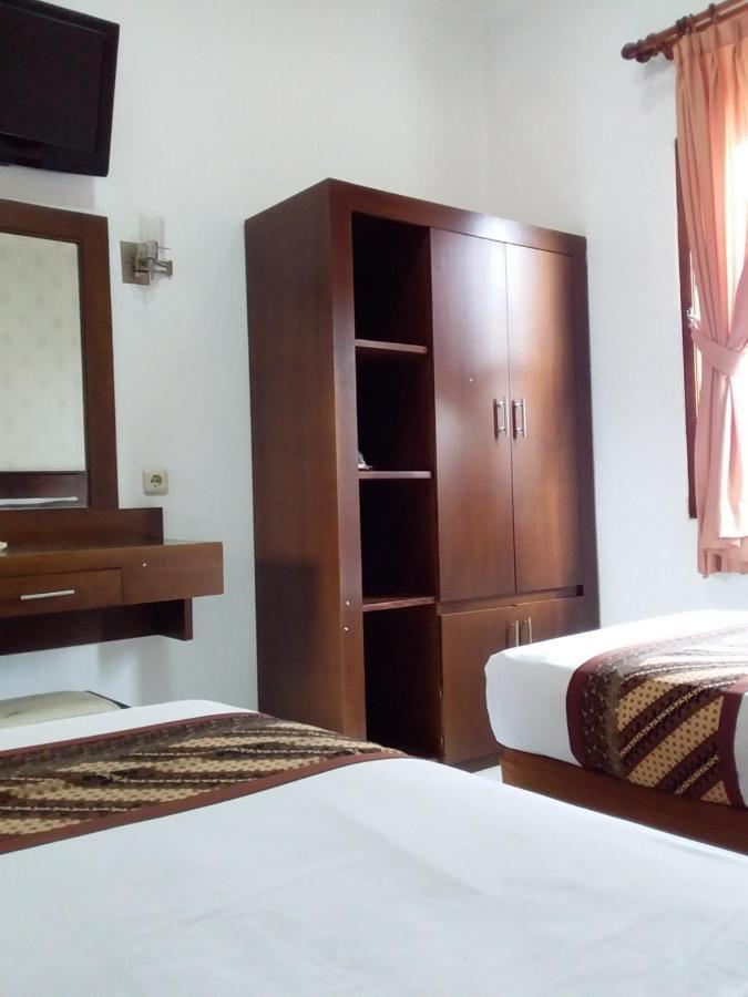 Malioboro Inn Hotel Джокьякарта Экстерьер фото
