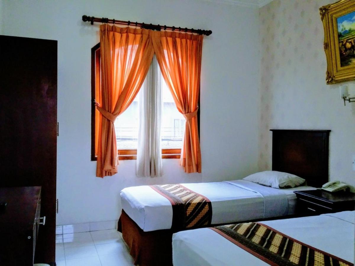 Malioboro Inn Hotel Джокьякарта Экстерьер фото