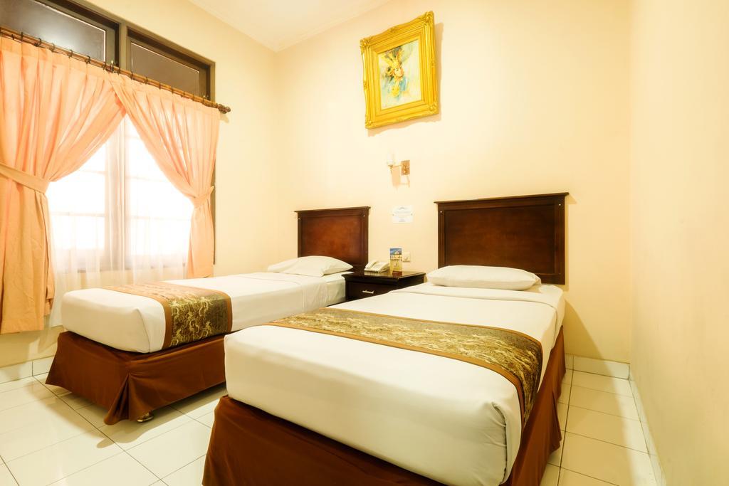 Malioboro Inn Hotel Джокьякарта Экстерьер фото