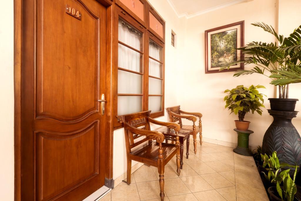 Malioboro Inn Hotel Джокьякарта Экстерьер фото