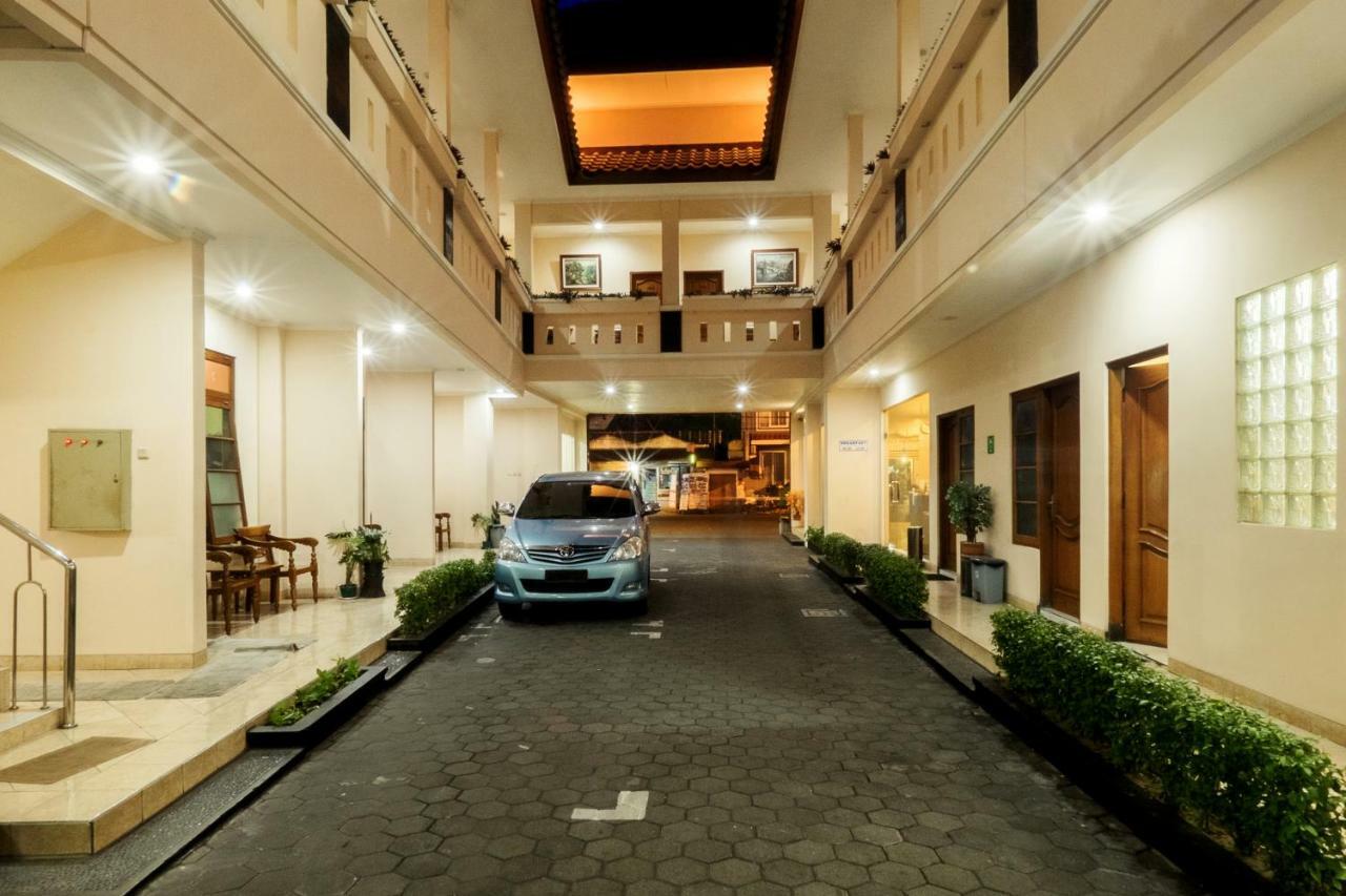 Malioboro Inn Hotel Джокьякарта Экстерьер фото